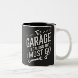 Garaget ringer och jag måste gå. Två-Tonad mugg