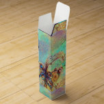 GARDEN FÖR BORTTAPPADEN SHADOWS MAGIC BUTTERFLY Pl Presentask För Vinflaska<br><div class="desc">Elegant, färgstark, vit monogramdesign, pulserande magisk skönhet, mousserande fantasinblommor i ljust vattenblått, turkos, teal grönt, orange gult färg, guld-gnistor. Blandat mediematerial med golden and silver foil.Temat gäller arketyper och medeltida alkemisk symbolik.Detta är en destillerad vision från oavsiktlig och orientalisk kollektiv fantinär som söker avlägsna bilder från borttappadens djupa trädgård.Coola, sassi,...</div>