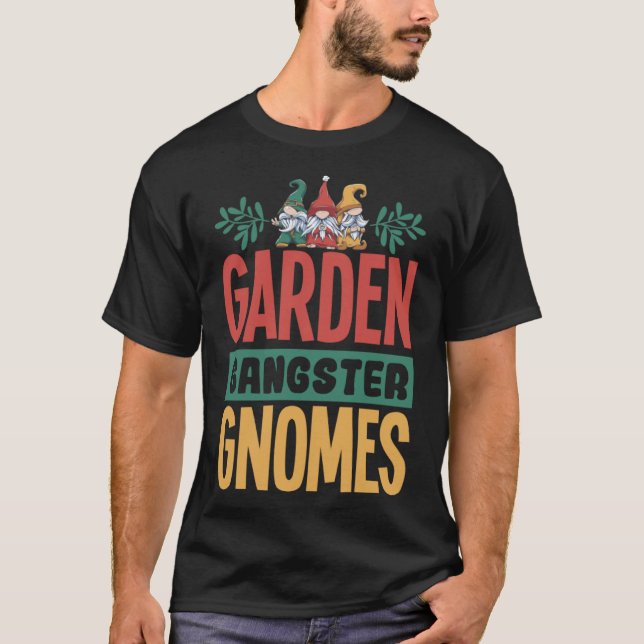 Garden Gangster Gnomes Gräsmatta Gnomes Gnome  T Shirt (Framsida)
