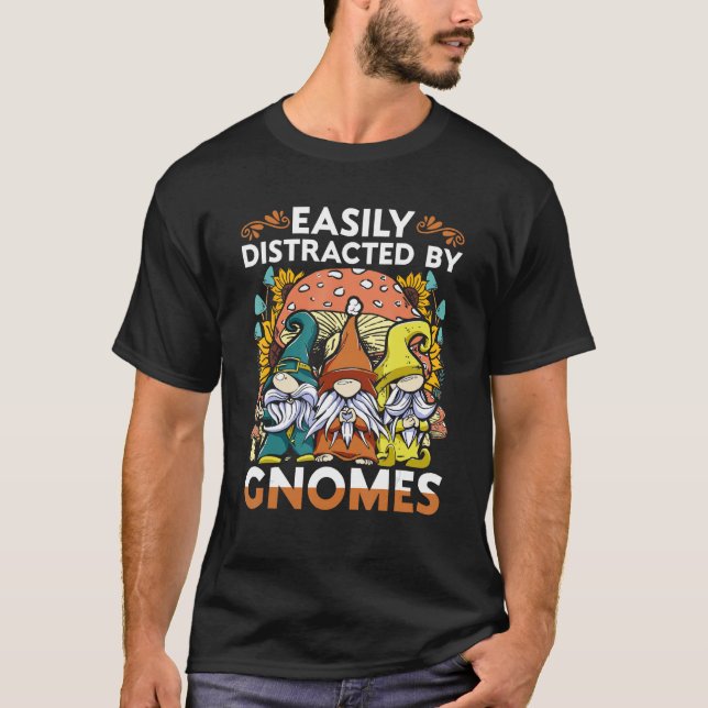 Garden Gnome Easiliy Distracted By Gnomes T Shirt (Framsida)