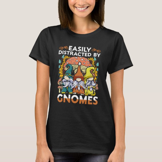 Garden Gnome Easiliy Distracted By Gnomes T Shirt (Framsida)