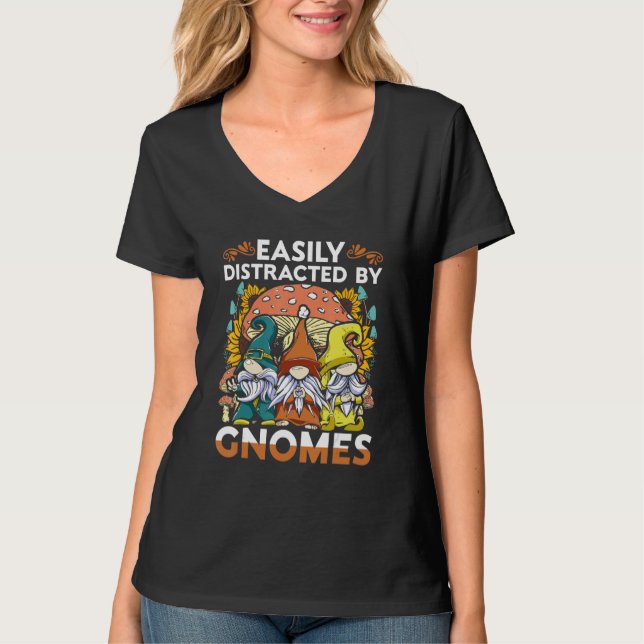 Garden Gnome Easiliy Distracted By Gnomes T Shirt (Framsida)