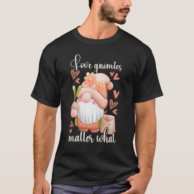 Garden gnome with onion  garden  gnome  hearts t shirt (Framsida)
