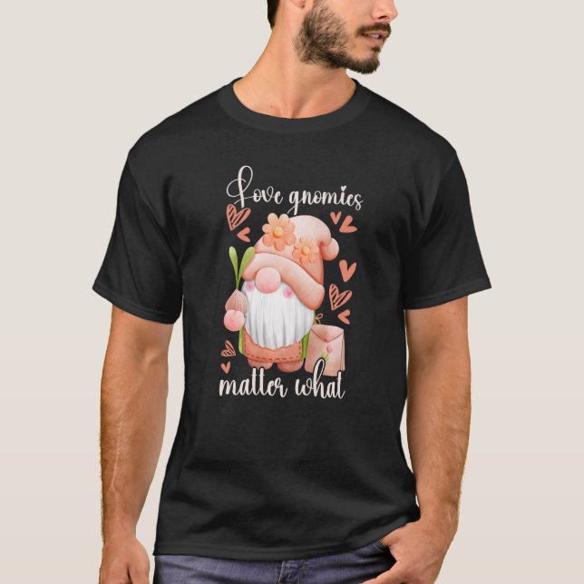 Garden gnome with onion garden gnome hearts t shirt (Framsida)