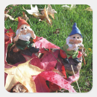 Garden Gnomes in Yard Fall Red Brown Lövs Fyrkantigt Klistermärke