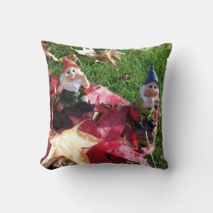Garden Gnomes in Yard Fall Red Brown Lövs Th Kudde