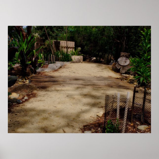 Garden Pathway Wooden Bridge Lush Greenery Poster (Framsidan)