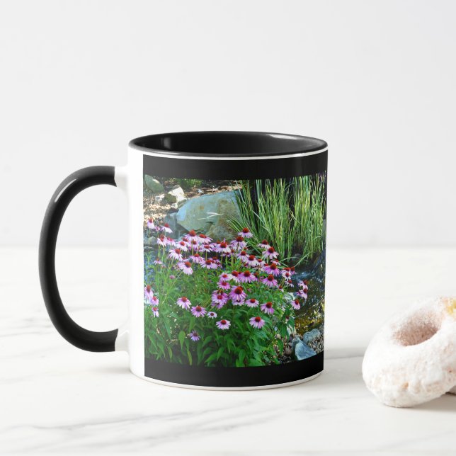 Garden Stream med Lila Coneflowers Mugg (Med munk)