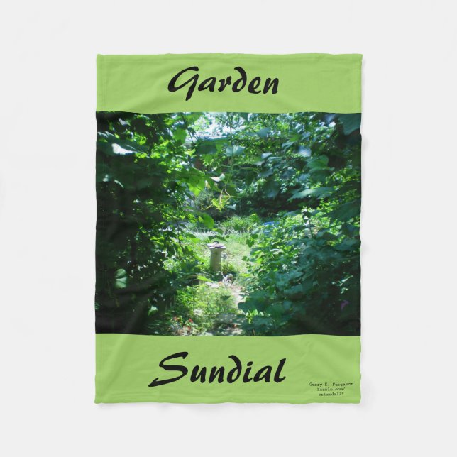 GARDEN SUNDIAL FLEECEFILT (Framsidan)