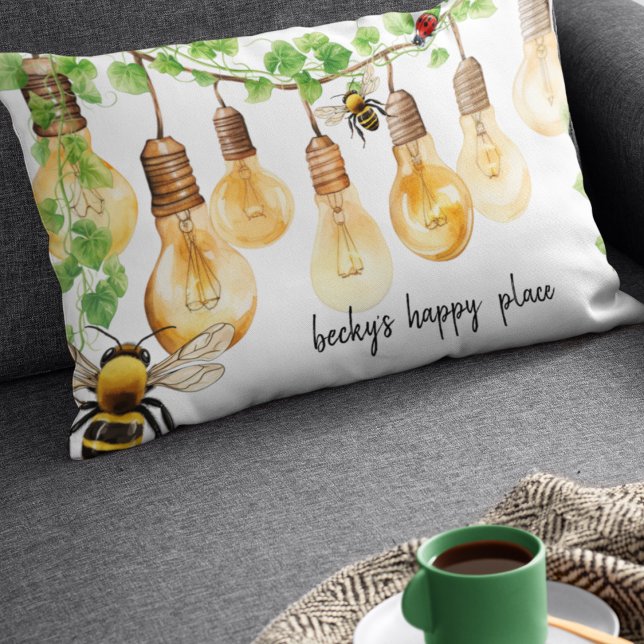 Garden Vine and String Ljus med Bee and Ladybug Prydnadskudde (Cute garden string lights and bumble bees with a lady bug and green ivy vine on customizable pillow.)
