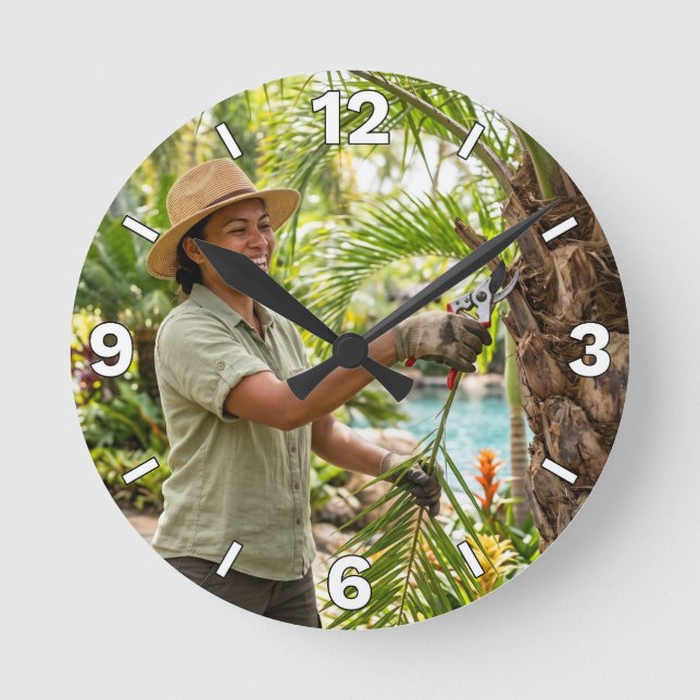 Gardener Woman Pruning Palm Tree Decor Rund Klocka (Framsida)