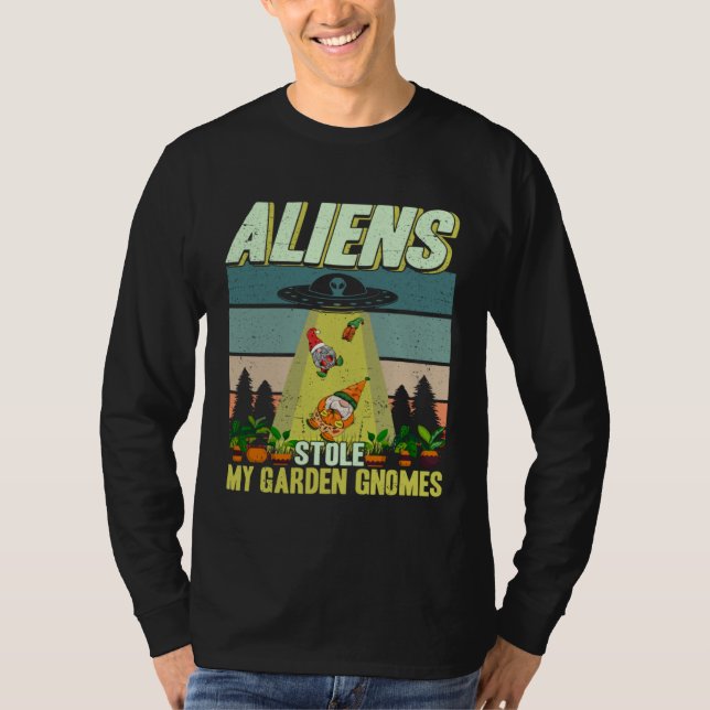 Gardening Aliens Stole My Garden Gnomes UFO Plant  T Shirt (Framsida)