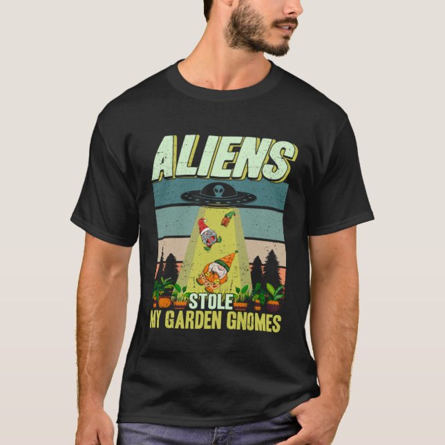 Gardening Aliens Stole My Garden Gnomes UFO Plant  T Shirt (Framsida)