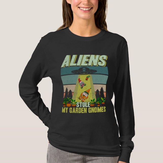 Gardening Aliens Stole My Garden Gnomes UFO Plant  T Shirt (Framsida)