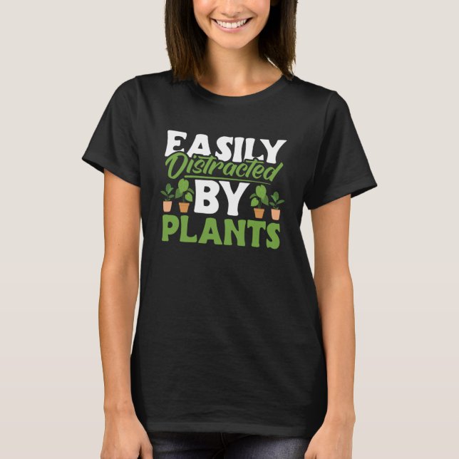 Gardening Easily Distracted By Plants Gardener Wom T Shirt (Framsida)