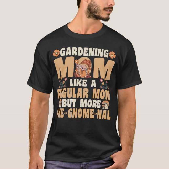 Gardening Mom with Gnomes T Shirt (Framsida)