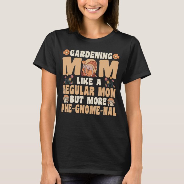 Gardening Mom with Gnomes T Shirt (Framsida)