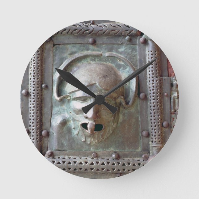 Gargoylepanel från den vänstra dörren av portalen, rund klocka (Framsida)