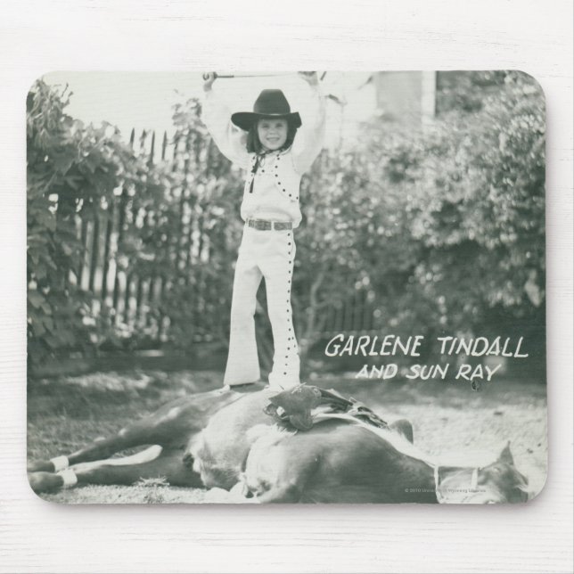 Garlene Tindall anseende på en trickhorse. Musmatta (Framsidan)