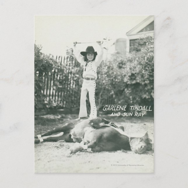 Garlene Tindall står på en tricks. Vykort (Framsida)