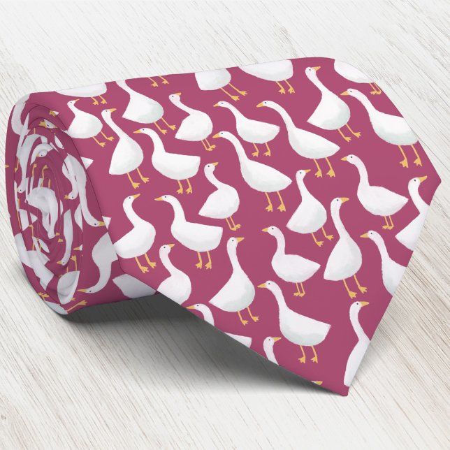 Gås Fågel Mönster Bär Röda Halsduk Slips (White goose geese pattern neck tie on a berry red background)