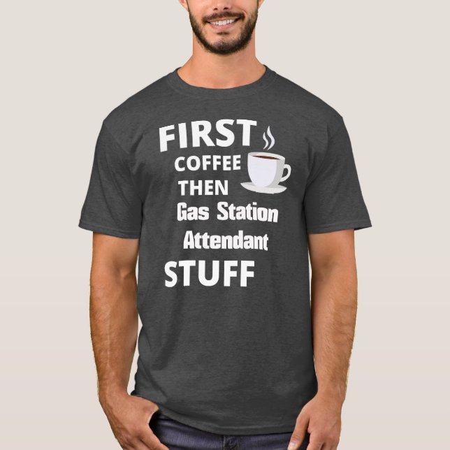 Gas station-ledaren först kaffe och sedan jobb sak t shirt (Framsida)