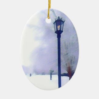 Gasa lampan på den snöig gatan julgransprydnad keramik