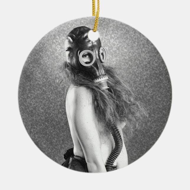 Gasmaskflicka Julgransprydnad Keramik (Framsidan)