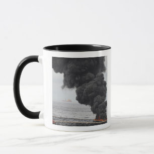 Gathered koncentrerade olje- brännskador mugg