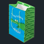 Gator Alligator Crokodile Kids 1st Birthday Party<br><div class="desc">Den här beundransvärda modet färglös födelsedagsfest är perfekt för ett barn 1:a födelsedag firande! Anpassa texten för att göra den till en egen. Det moderna synsättet och känslan är det perfekt sättet att fira er lilla som kärlek krokodiler och krokodiler på sin första födelsedag! Perfekt för småpojkar som kärlek simmar...</div>
