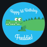 Gator Alligator Crokodile Kids 1st Birthday Party Runt Klistermärke<br><div class="desc">Den här beundransvärda modet färglös födelsedagsfest är perfekt för ett barn 1:a födelsedag firande! Anpassa texten för att göra den till en egen. Det moderna synsättet och känslan är det perfekt sättet att fira er lilla som kärlek krokodiler och krokodiler på sin första födelsedag! Perfekt för småpojkar som kärlek simmar...</div>