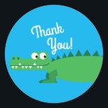 Gator Alligator Crokodile Kids 1st Birthday Party Runt Klistermärke<br><div class="desc">Den här beundransvärda modet färglös födelsedagsfest är perfekt för ett barn 1:a födelsedag firande! Anpassa texten för att göra den till en egen. Det moderna synsättet och känslan är det perfekt sättet att fira er lilla som kärlek krokodiler och krokodiler på sin första födelsedag! Perfekt för småpojkar som kärlek simmar...</div>