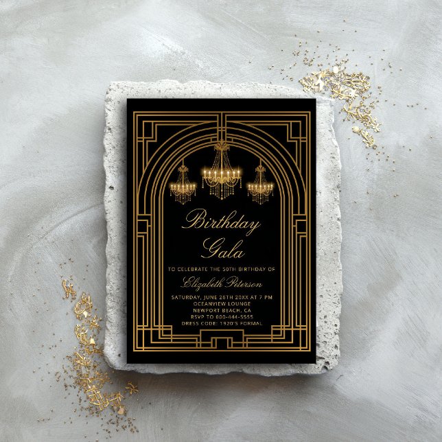 Gatsby Roaring 20s Deco Chandeliers Guld Birthday Inbjudningar (gatsby party invitation roaring 1920 twenties prohibition deco chandeliers elegant ball event)
