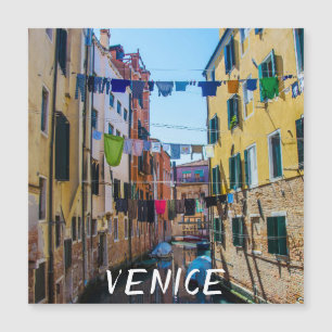 Gatuadress i Venedig med tvätt tvättat klädItalien