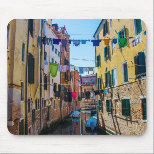 Gatuadress i Venedig med tvätt tvättat klädItalien Musmatta
