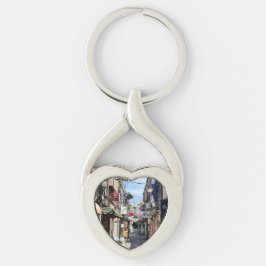 Gatufotografering i Japan smal gränd och butiker Twisted Heart Silverfärgad Nyckelring
