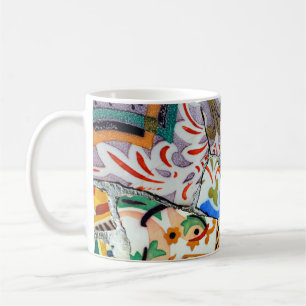 Gaudis parkerar den Guell mosaiken belägger med Kaffemugg