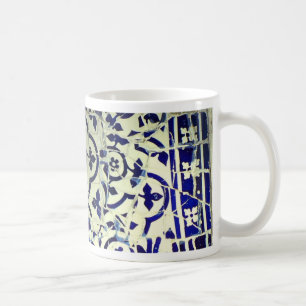 Gaudis parkerar den Guell mosaiken belägger med Kaffemugg