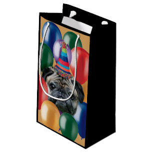 Gåvan för födelsedagmopshunden hänger lös