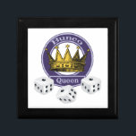 Gåvapassform för en Bunco drottning Minnesask<br><div class="desc">Håll dina Bunco winnings i denna roliga Bunco inspirerade gåva för att boxas.  Designen presenterar en guld- kunglig kronapassform för någon Bunco drottning. Presenterar också en purpurfärgad logotypstil formar tillsammans med tre vitBunco tärning.</div>