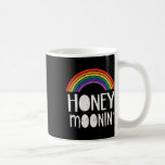 Gay Lesbisk Ny gifta Bröllopsfest Tee Lgbt Ho Kaffemugg<br><div class="desc">Gay Lesbisk Ny gifta Bröllopsfest Tee Lgbt Honeymoon</div>