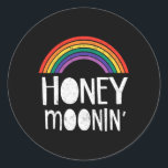 Gay Lesbisk Ny gifta Bröllopsfest Tee Lgbt Ho Runt Klistermärke<br><div class="desc">Gay Lesbisk Ny gifta Bröllopsfest Tee Lgbt Honeymoon</div>
