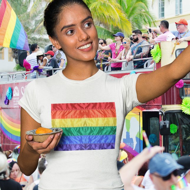 Gay pride Classic Faux Silke Rainbow Flagga LGBTQ  T Shirt (Skapare uppladdad)