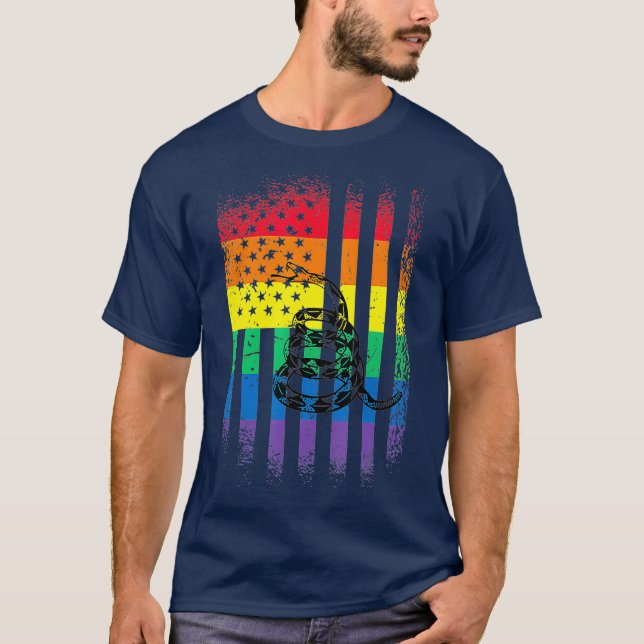 Gay pride flag with Gadsden Flag Snake T Shirt (Framsida)