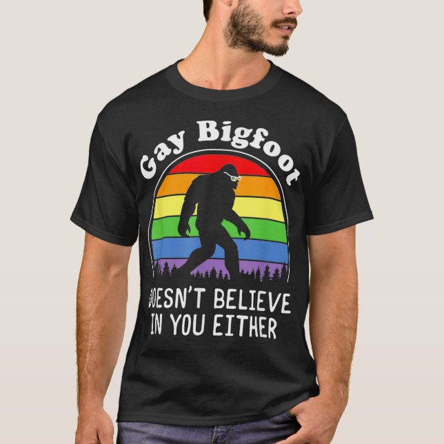 gay pride Funny Gay Bigfoot Rainbow Sasquatch Retr T Shirt (Framsida)