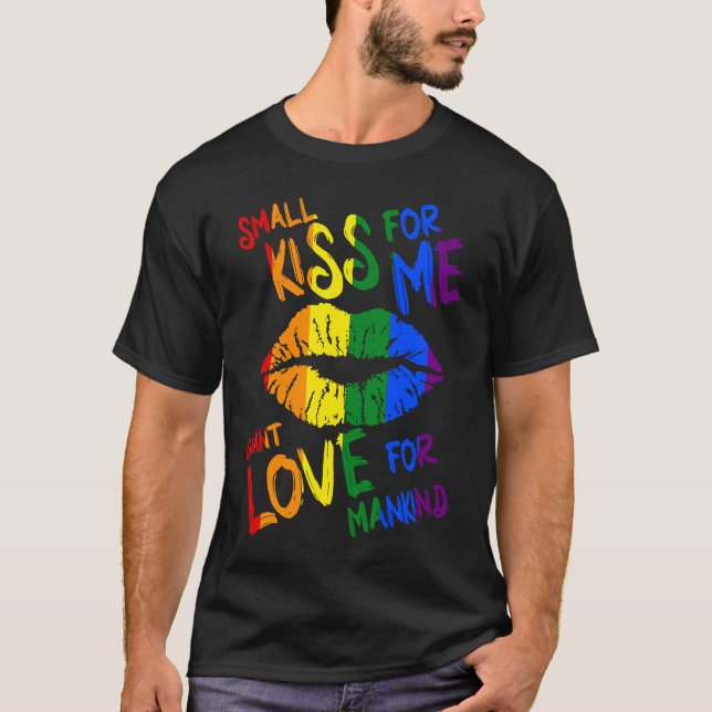 Gay Pride Month Kiss Love Lesbian LGBT Pride LGBTQ T Shirt (Framsida)