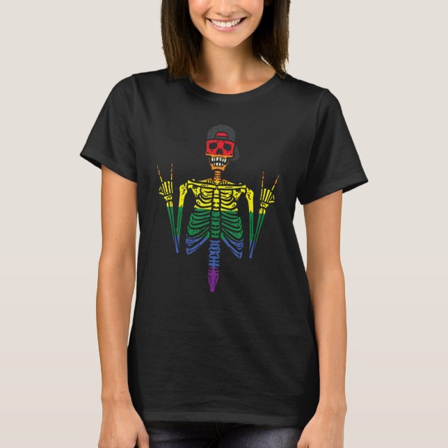 Gay Skeleton Rock Rainbow Pride Flag Lgbt Rocker B T Shirt (Framsida)