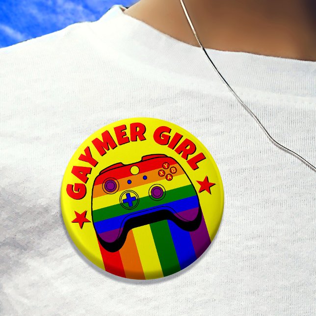 Gaymer Girl Cute Gay Gamer Rainbow Flagga Knapp (In Situ pin on shirt)