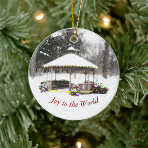 GAZEBO I SKOGEN SOM OMFATTAS AV SNÖ JULGRANSPRYDNAD KERAMIK
