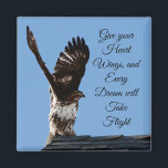 Ge Ditt hjärteinspirationshökfoto för Vingar Magnet<br><div class="desc">Den här magneten har ett foto av en majestät skräddarsydd hawk som går över tak,  där vingarna höjs över huvudet. Det inspirerande citatet lyder: Ge ditt hjärta Vingar,  och varje dröm tar flyget.</div>